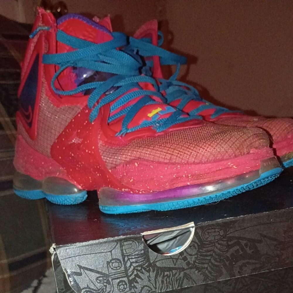 LeBron 19 King crowns